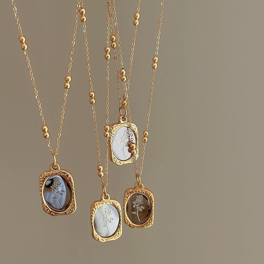 Vintage Fashion Tags - Colar com Pingente de Rosa Gravada