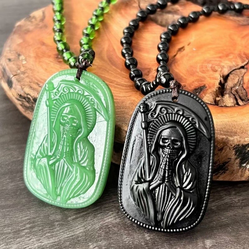 Colar com medalhão da Santa Mu - Vintage Fashion Tags avaliação e preço