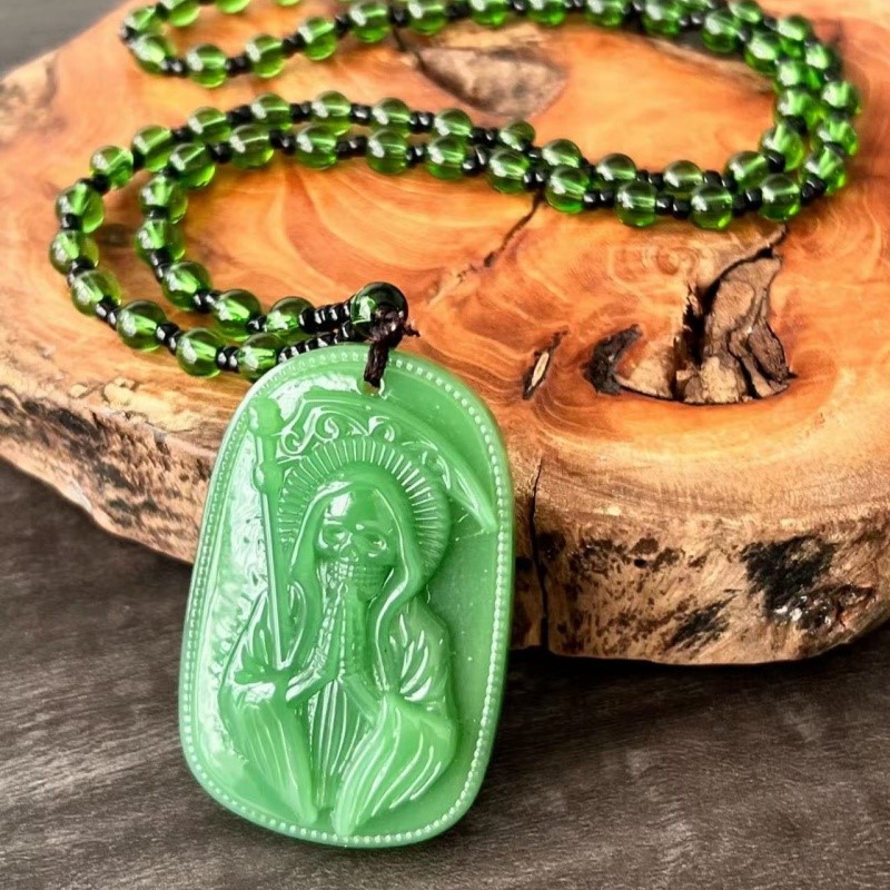 Colar com medalhão da Santa Mu - Vintage Fashion Tags avaliação e preço